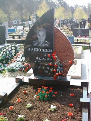 Комплекс "Пам*ять подвійна Габро+Ток" Плити різка: 120*60*8; Тумба: 120*20*20; Квітник: 120/100*10*8